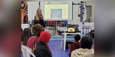 Polícia Civil realiza palestra para vítimas de enchentes acolhidas no Ginásio Municipal de Esportes, em Camaquã