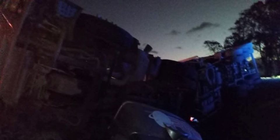 Motorista fica ferido após carreta tombar na BR-116, entre Camaquã e Cristal