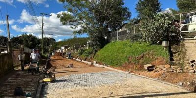 Seguem as obras de calçamento na Rua Antônio Joaquim Ribeiro em Camaquã