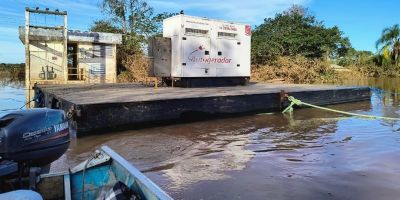 Corsan usa balsa para instalar gerador em captação de água e retomar abastecimento em General Câmara