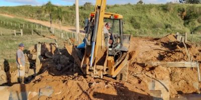 Prafeitura de Cristal realiza manutenções nas estradas do interior do município    