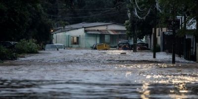 Córrego transborda e volta a invadir casas em Porto Alegre