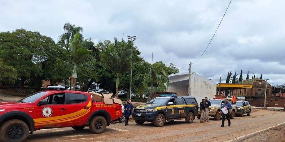 PRF, Corpo de Bombeiros e Defesa Civil distribuem doações no Vale do Taquari