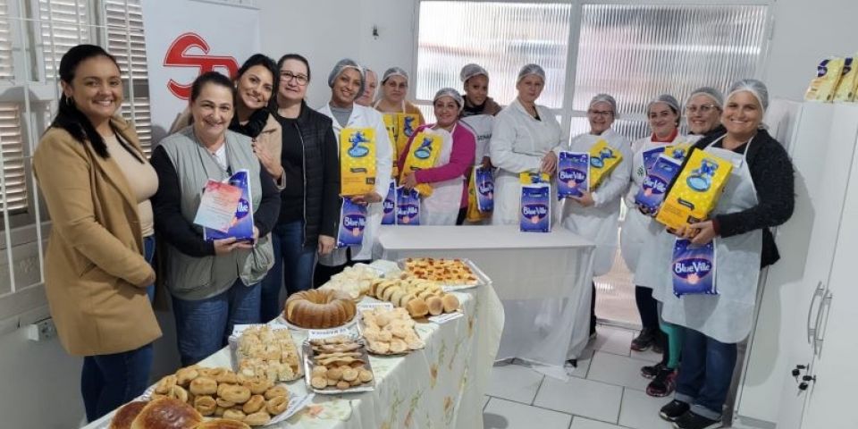 Curso de produção caseira de mandioca e derivados é realizado em Camaquã