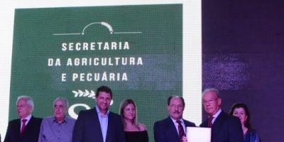 SEAPI homenageia prefeito João Carlos Machado