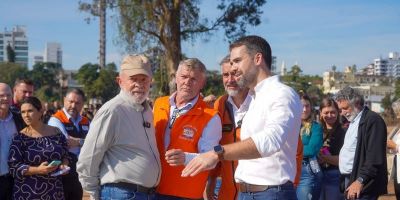 Lula e Leite visitam bairro mais atingido pela enchente em Cruzeiro do Sul    