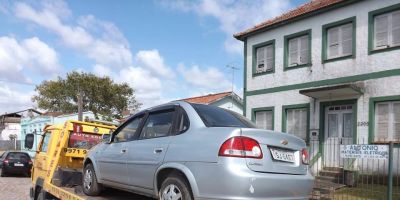 Polícia recupera carro roubado e prende duas pessoas em São Lourenço do Sul