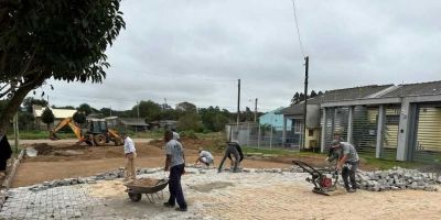 Rua Nilton Barbosa recebe calçamento no bairro Olaria, em Camaquã