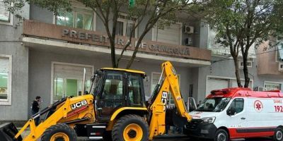 Prefeitura de Camaquã recebe retroescavadeira e ambulância novas     