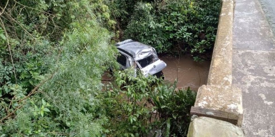 Carro cai embaixo de ponte na BR-392 em Canguçu