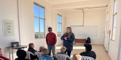 Grupo Amigos da Natureza e alunos da Escola João Beckel visitam estação de tratamento de água em Camaquã