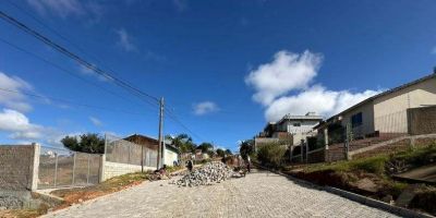 Rua Sergipe começa a receber calçamento no bairro Santa Marta, em Camaquã