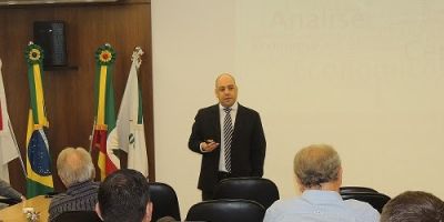Economista da Fiergs fala a executivos sobre perspectivas para 2016