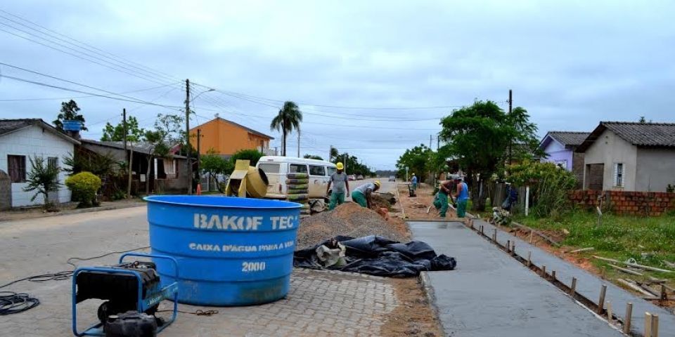 Pavimentação das Ruas Cristal e Miguel Lopes de Almeida em fase de conclusão