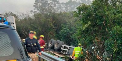 Homem morre após capotamento de caminhão na BR-290