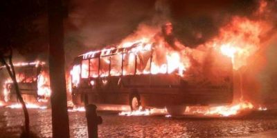 Cinco ônibus e um lotação são incendiados em Porto Alegre