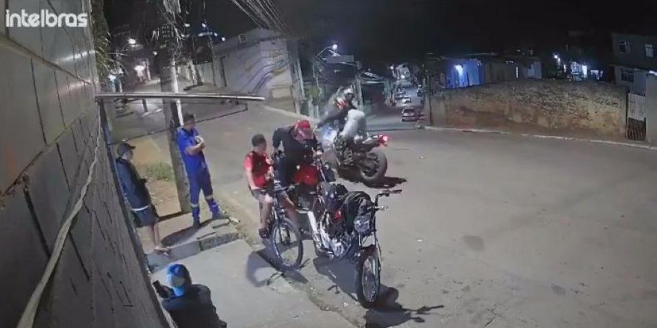 VÍDEO: colisão frontal entre duas motos deixa um morto e outro gravemente ferido no RJ
