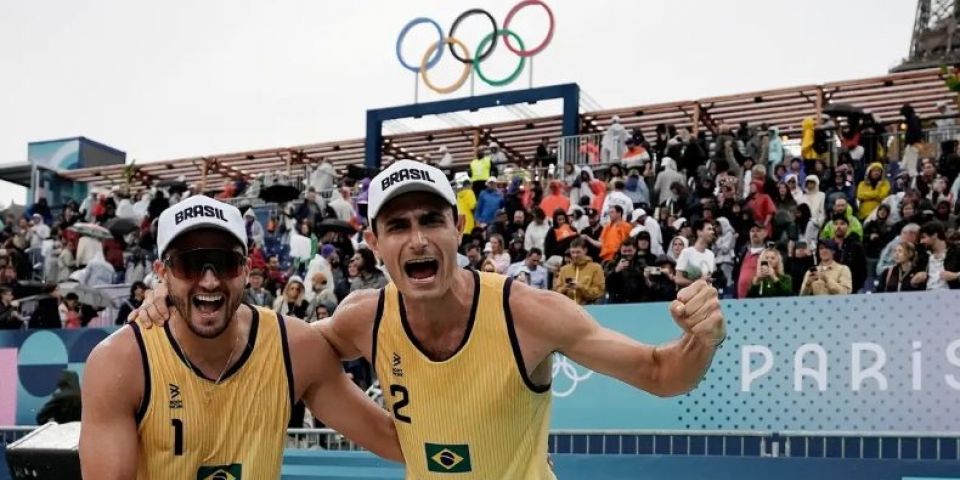 André e George vencem na estreia do vôlei de praia em Paris 2024