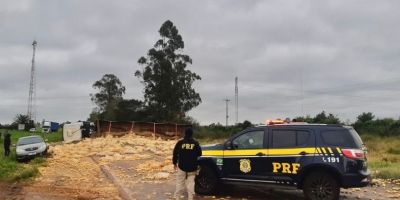 Caminhão tombado bloqueia trecho da BR-290, em Eldorado do Sul