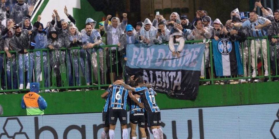 Grêmio vence o Vasco por 1 a 0 e sai do Z-4 do Brasileirão