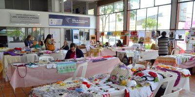 Feira de Natal comercializa artesanato no Centro Administrativo em Camaquã