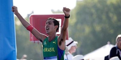 Caio Bonfim conquista a medalha de prata na marcha atlética em Paris  