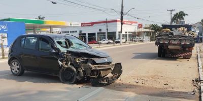 Carro bate em caminhão na Avenida José Loureiro da Silva, em Camaquã