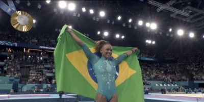 Rebeca Andrade conquista ouro no solo e se torna a maior medalhista olímpica do Brasil