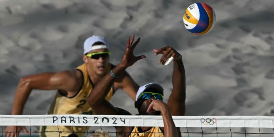 Evandro e Arthur são eliminados nas quartas de final do vôlei de praia em Paris