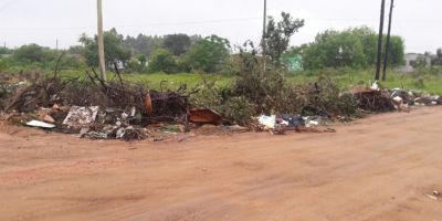 ESPAÇO DO LEITOR: acúmulo de entulho e lixo no triângulo da Rua Arlindo Pires com Marcílio D. Longaray, em Camaquã 