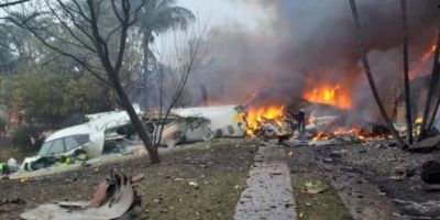 VÍDEO: avião com mais de 60 pessoas a bordo cai no interior de São Paulo