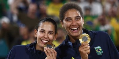 Duda e Ana Patrícia vencem canadenses e conquistam ouro no vôlei de praia em Paris