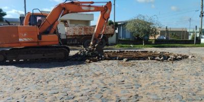 Prefeitura de Camaquã inicia construção de canteiros centrais na Rua Major João Meireles