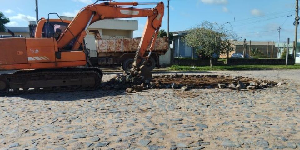 Prefeitura de Camaquã inicia construção de canteiros centrais na Rua Major João Meireles