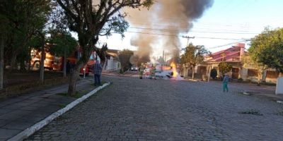 Kombi fica totalmente destruída após incêndio em Camaquã