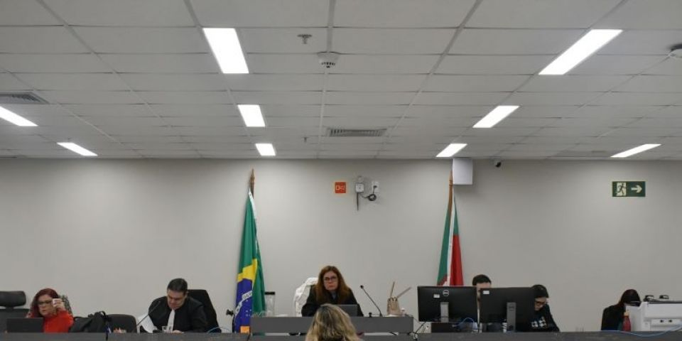 Acusado de tentar matar ex-namorada é condenado a 13 anos e seis meses de prisão em Porto Alegre