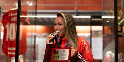 Vice-campeã olímpica, Priscila, é homenageada pelo Inter   