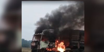 Carreta é consumida pelo fogo na BR-116 entre Tapes e Barra do Ribeiro