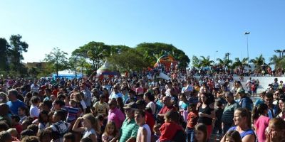 Festa de Natal da Criança Camaquense leva grande público à praça Zeca Netto