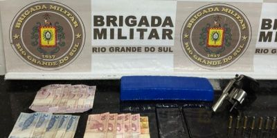 Troca de tiros resulta em três prisões e apreensão de arma e quase 1kg de droga em Tapes