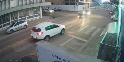 Vídeo: acidente entre carro e moto é registrado na Rua Bento Gonçalves em Camaquã