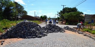 Rua Ivan Alcides Dias tem 50% do calçamento concluído no bairro Ouro Verde em Camaquã