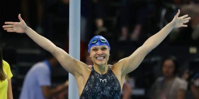 Carol Santiago é ouro nos 100m costas e faz história em Paris