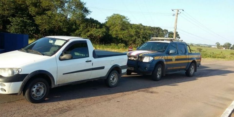 PRF prende motorista portando documento falso na BR-116 em Camaquã