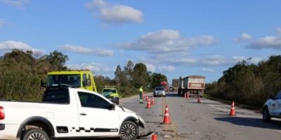 Motorista fica ferido em colisão entre caminhonete e caminhão em Canguçu  