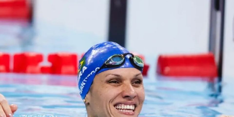 Carol Santiago conquista medalha de prata nos 100 metros peito 