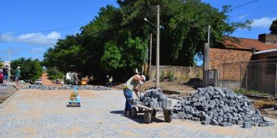 Rua Sertão começa a ser pavimentada no bairro Carvalho Bastos em Camaquã