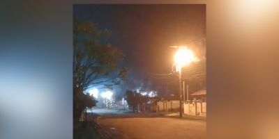 Vídeo: curto-circuito em rede elétrica assusta moradores no bairro Olaria em Camaquã    