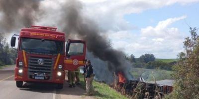 Condutor de carreta morre após veículo tombar e pegar fogo na BR-290