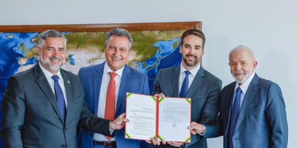 Lula e Leite assinam acordo que prevê fundo de R$ 6,5 bilhões para RS